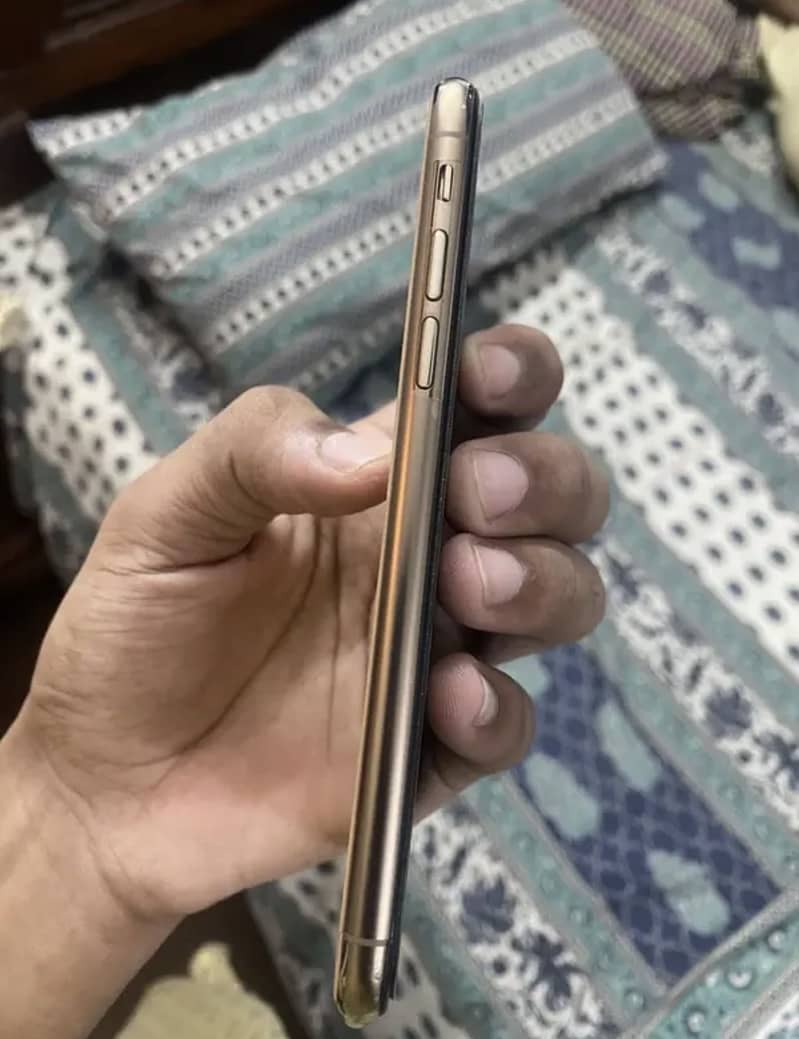 Apple iPhone XS 3