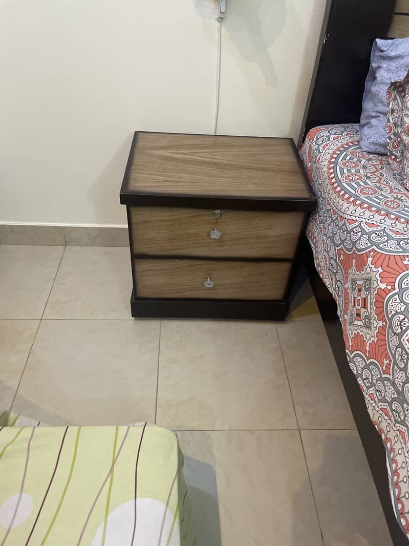 Bed set with two bedside tables amd dressing table 2