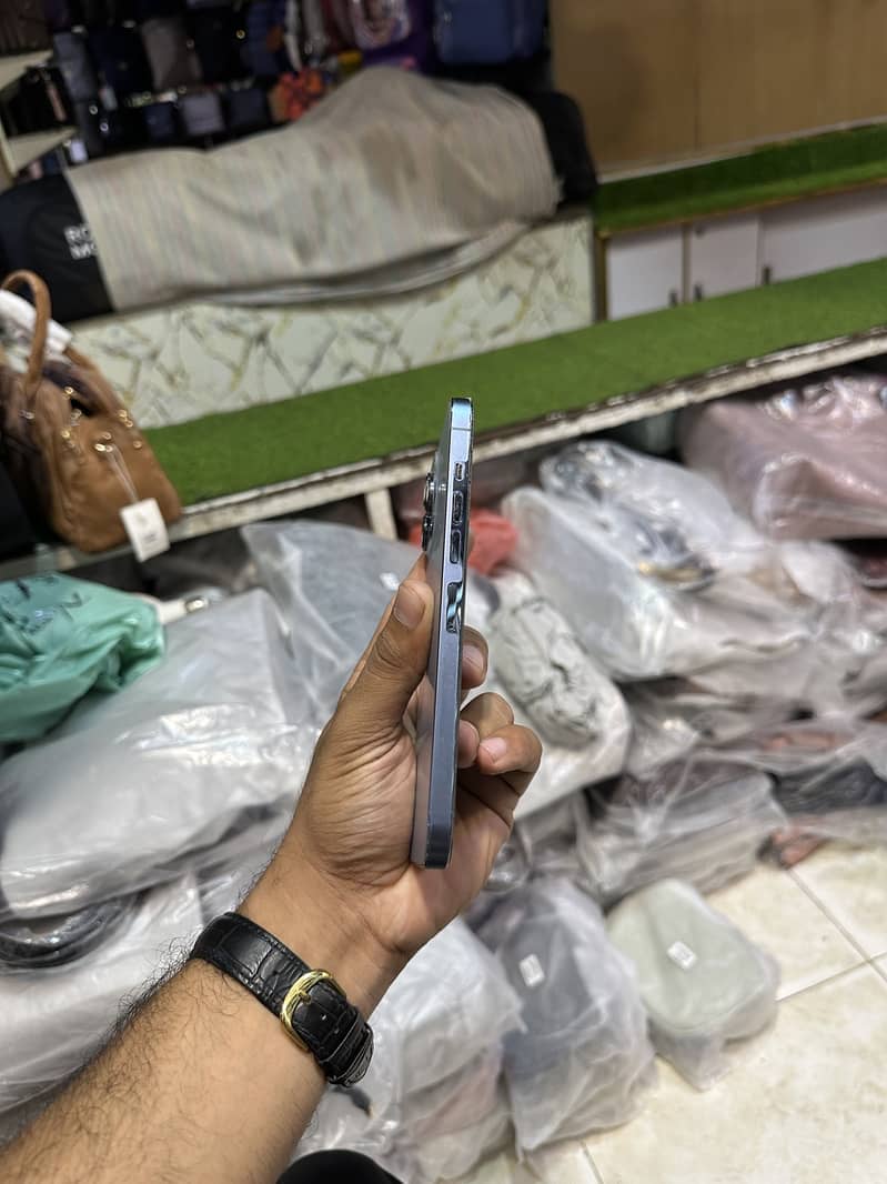 Apple iPhone 13 Pro Max 4