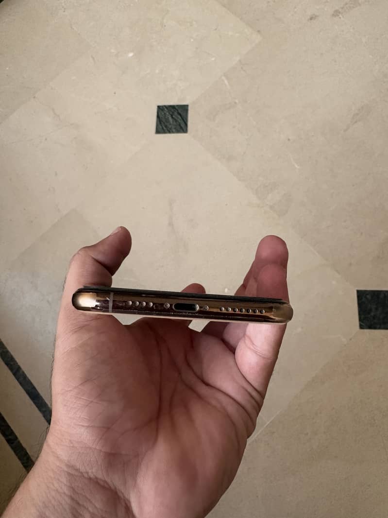 Apple iPhone 11 Pro Max 4