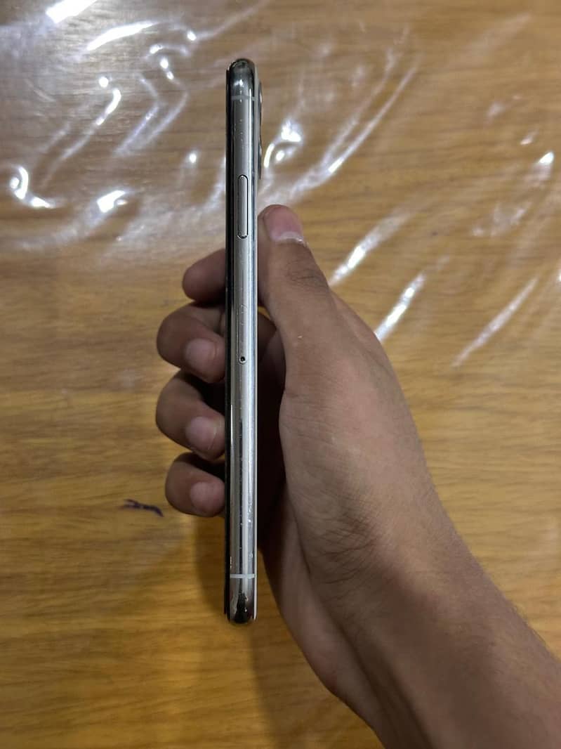 Apple iPhone 11 Pro Max 4