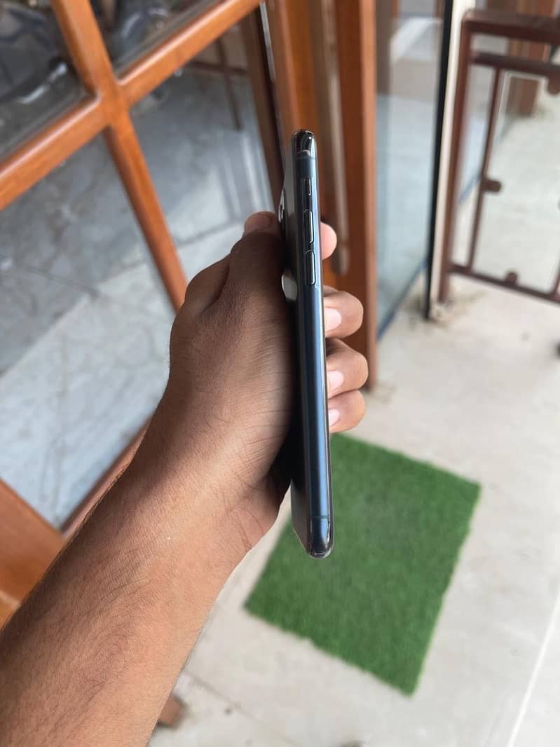 Apple iPhone 11 Pro 4
