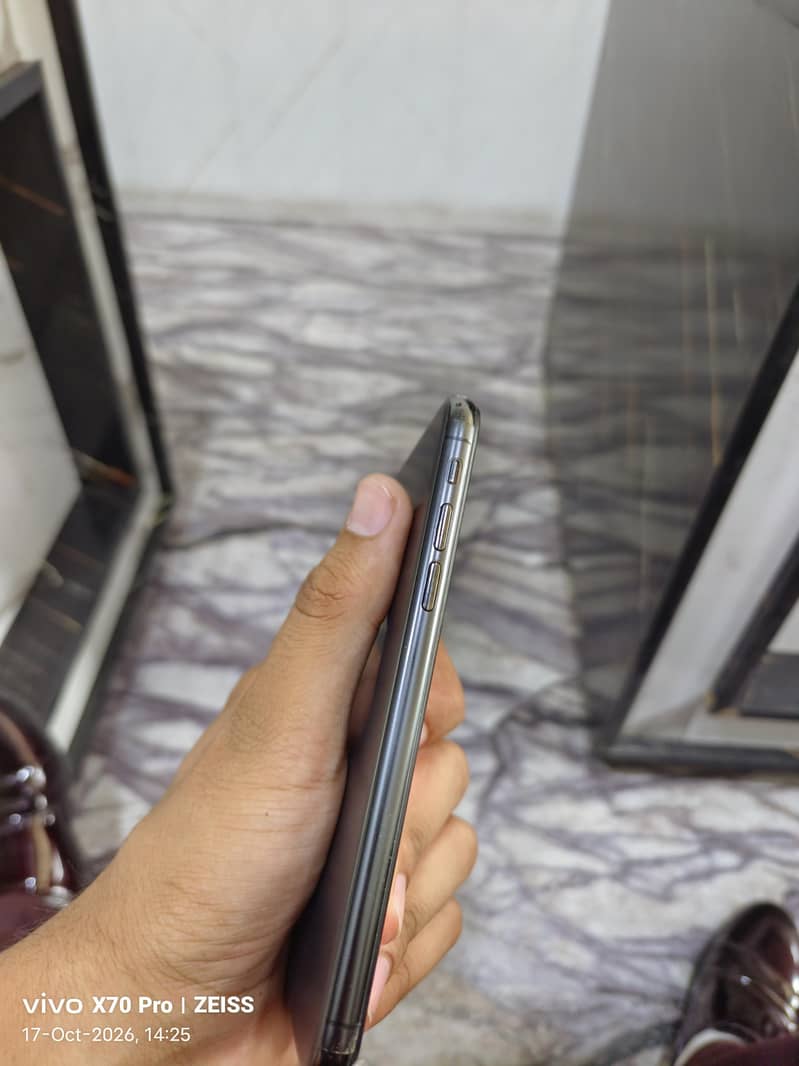 Apple iPhone XS 4