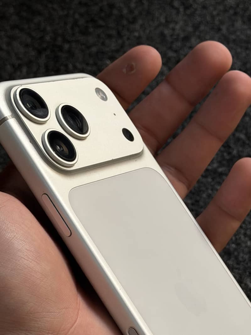 Apple iPhone 17 Pro Max 3