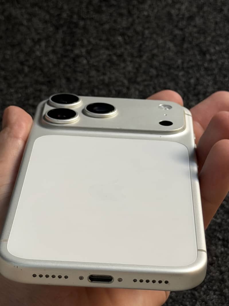 Apple iPhone 17 Pro Max 4