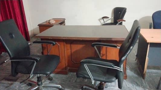Solid Office Tables Available at Affordable Price