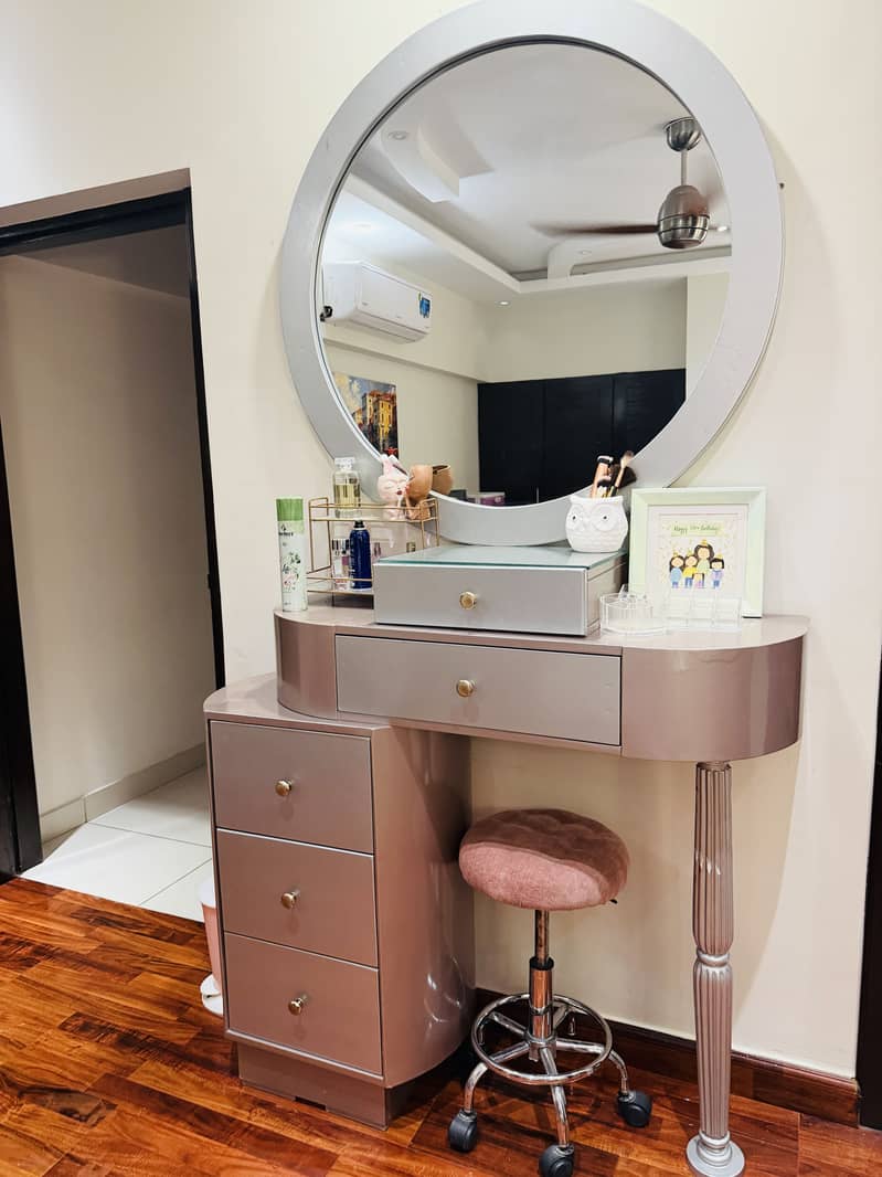 Dressing table with stool 0