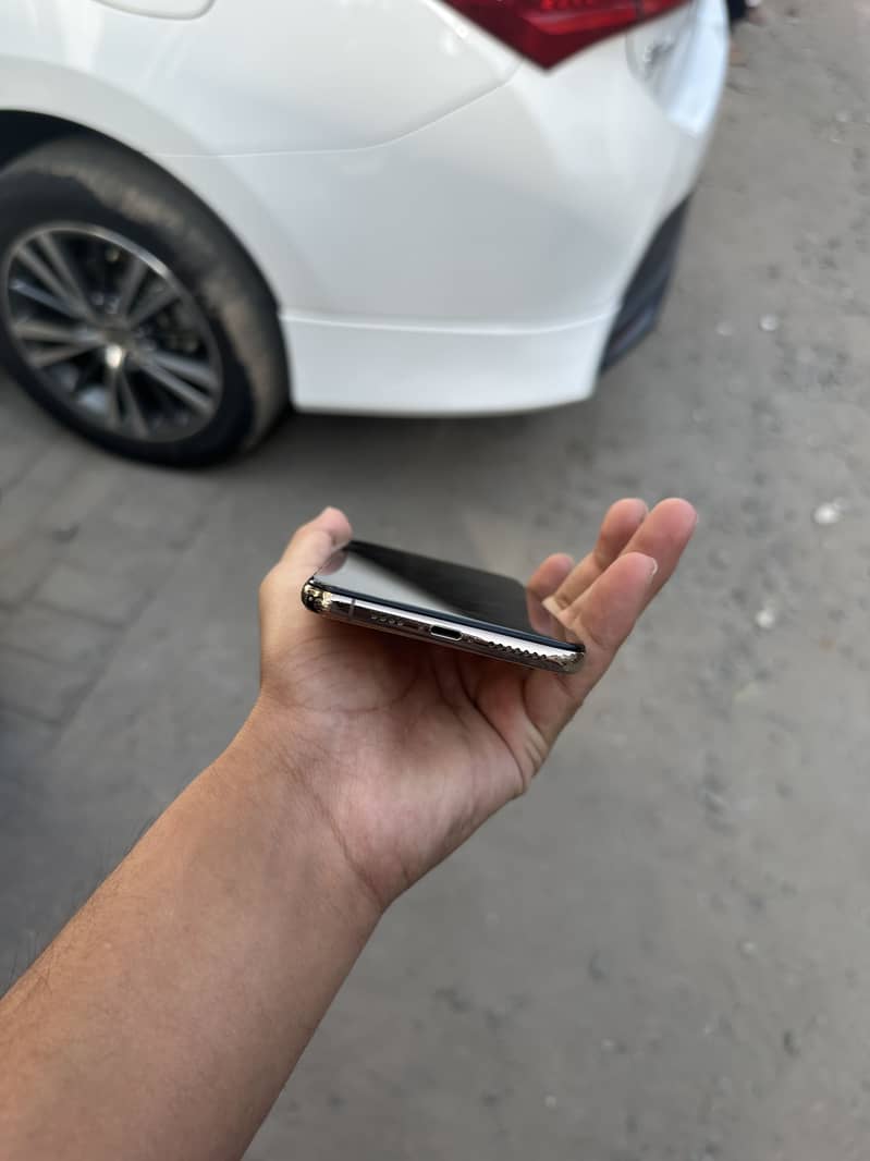 Apple iPhone XS Max 3