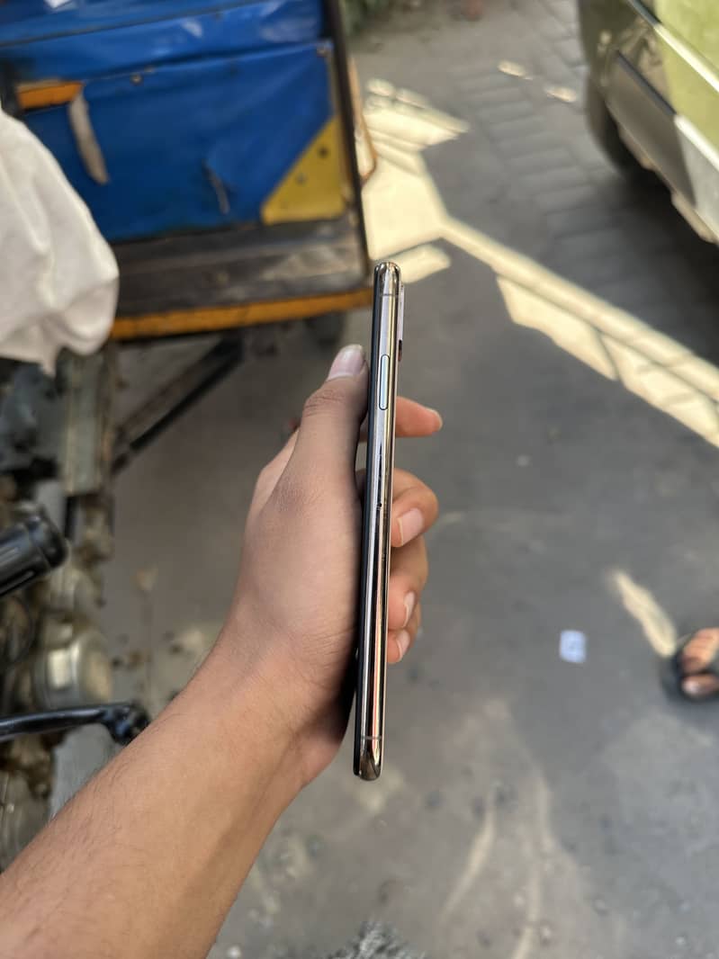 Apple iPhone XS Max 10