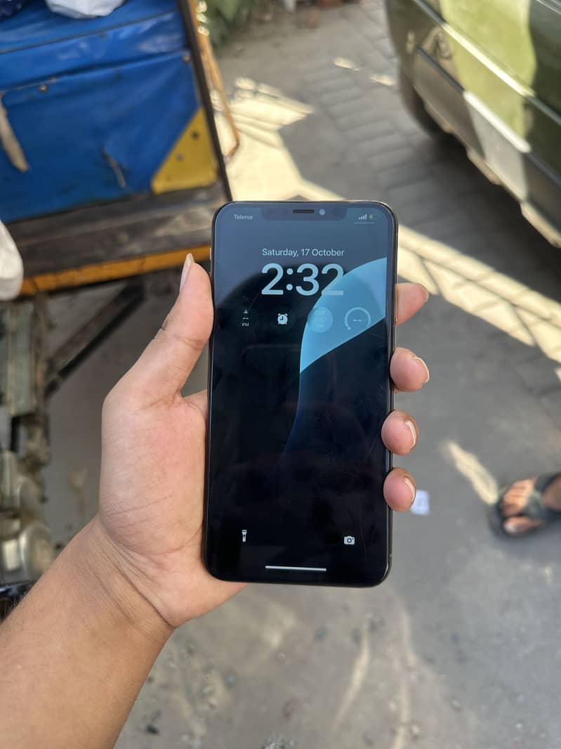 Apple iPhone XS Max 11