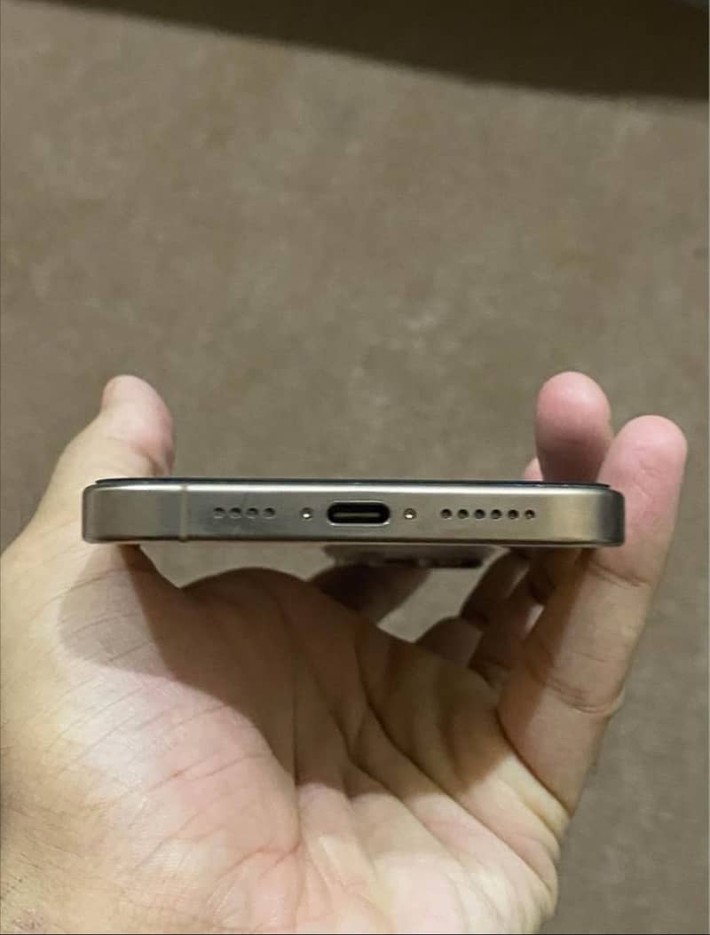 Apple iPhone 16 Pro Max 4