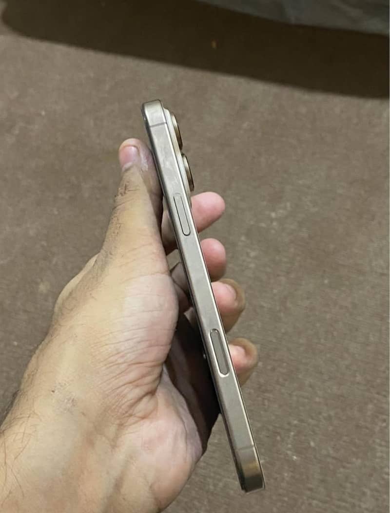 Apple iPhone 16 Pro Max 6