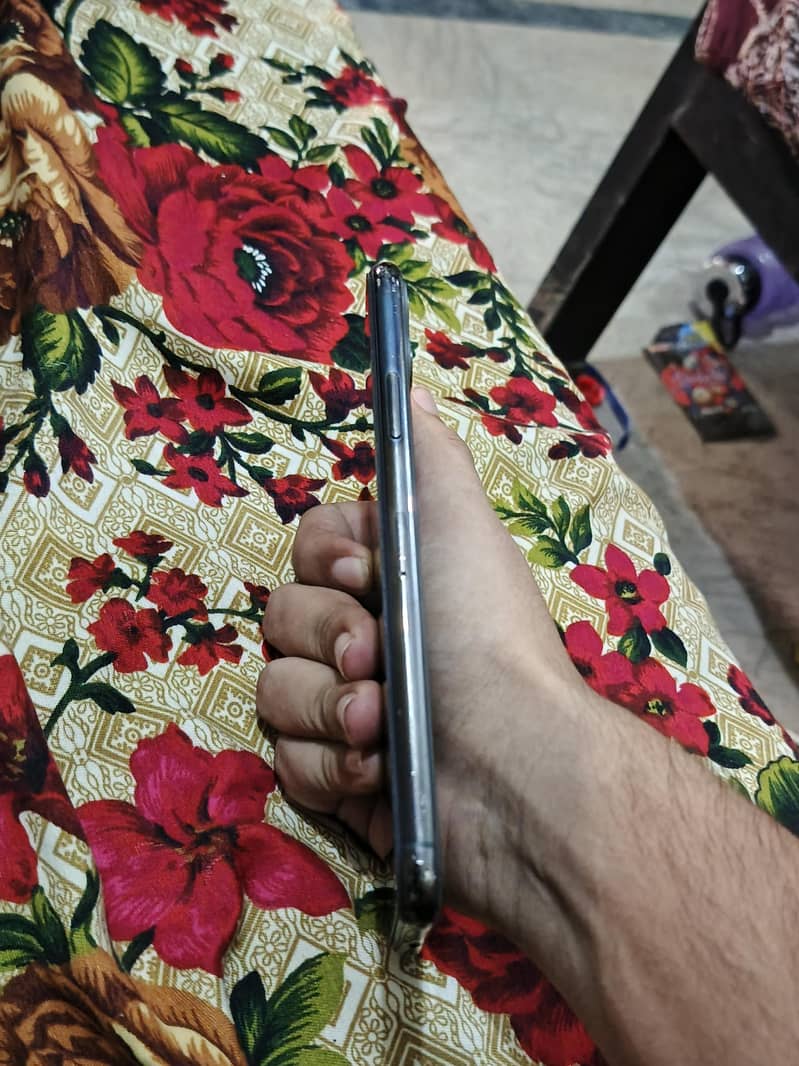 Apple iPhone 11 Pro Max 4