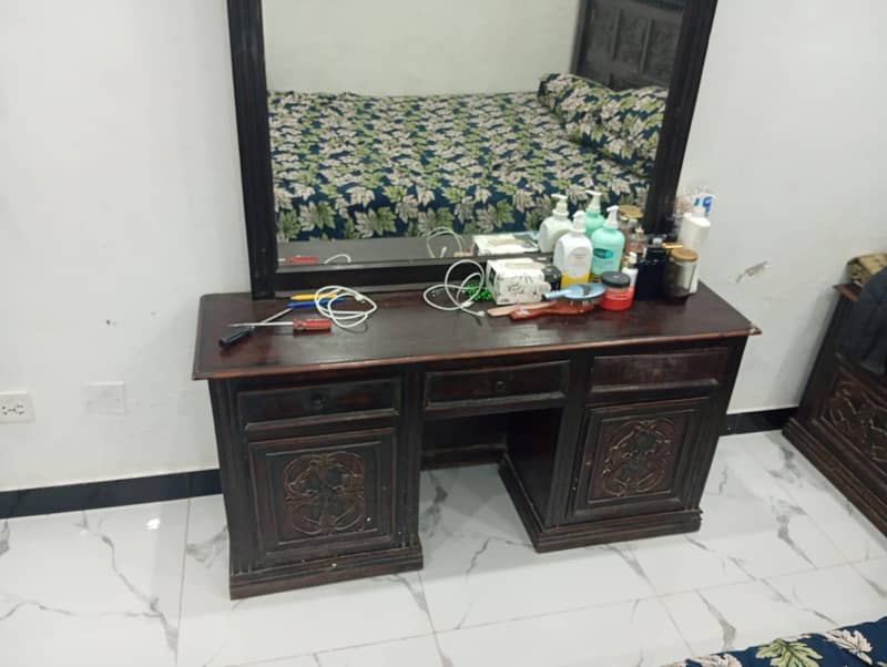king size bed with side table and dressing table 1