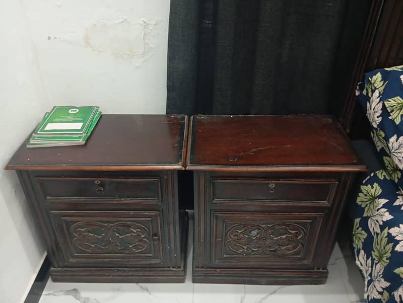 king size bed with side table and dressing table 2