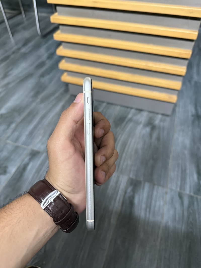 Apple iPhone 11 4