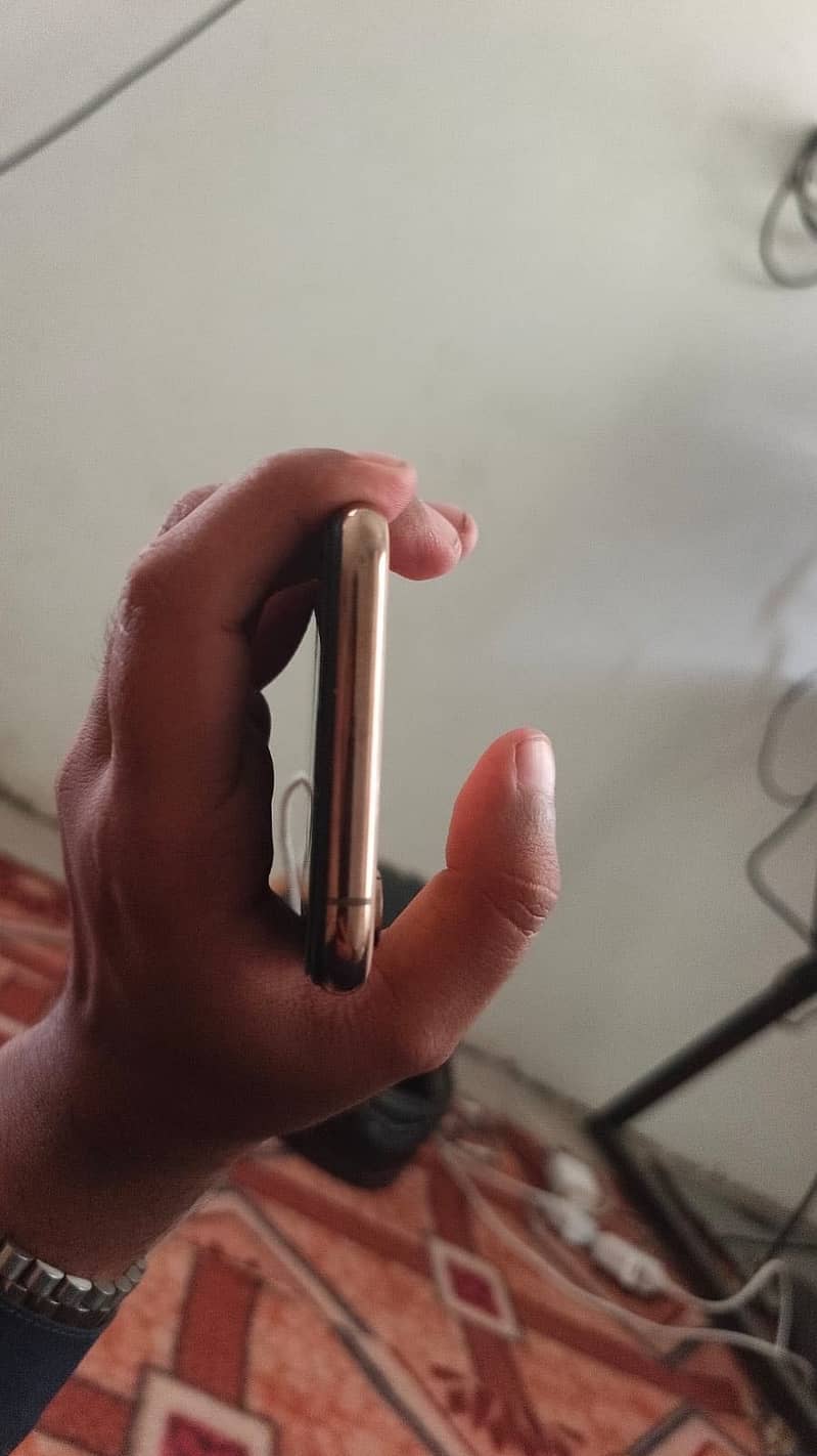 Apple iPhone XS 4