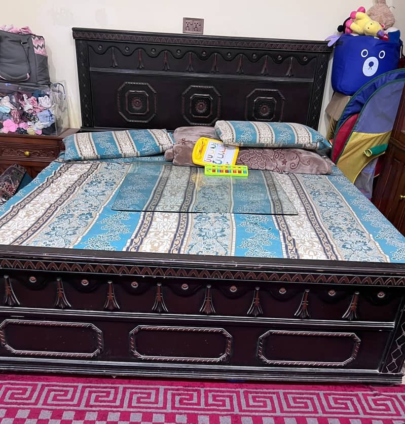 King size bed 0