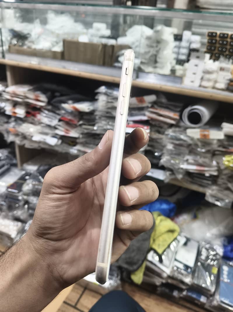 Apple iPhone 8 Plus 4