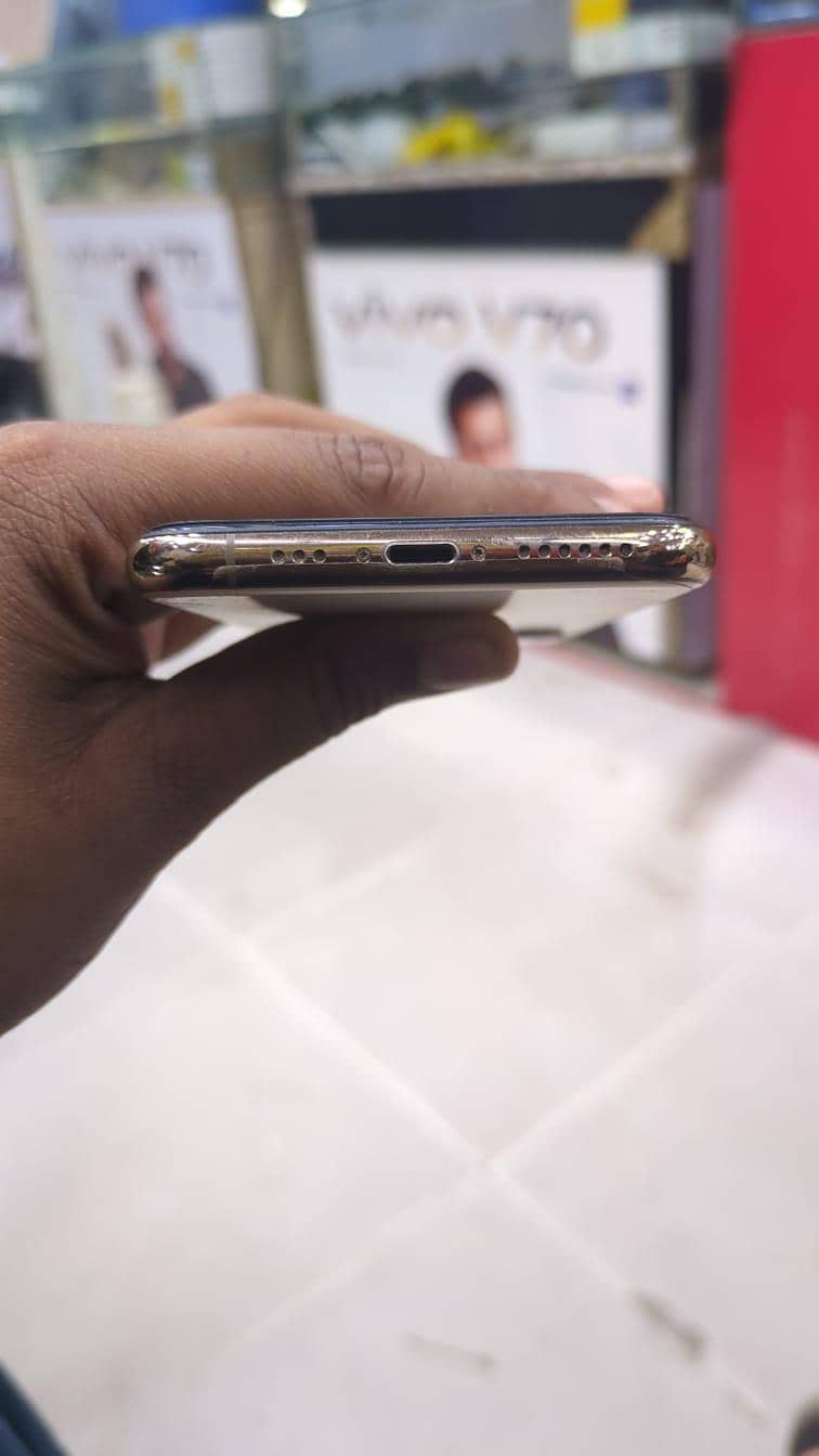Apple iPhone XS 3