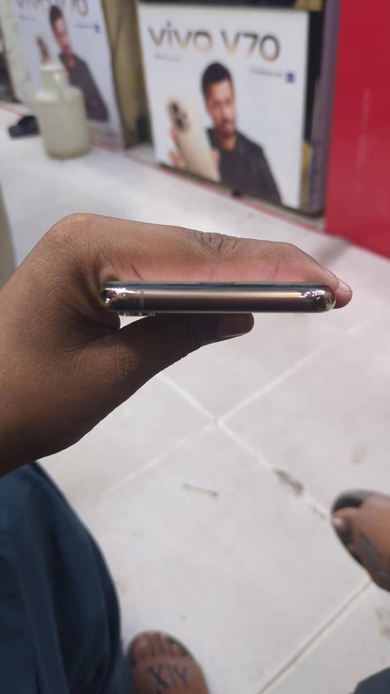 Apple iPhone XS 4
