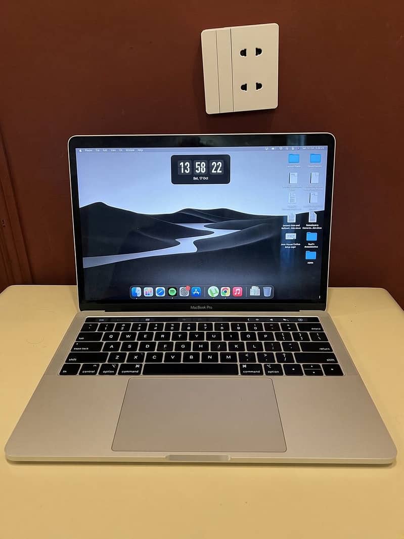 MacBook Pro 2018 with Touchbar 0