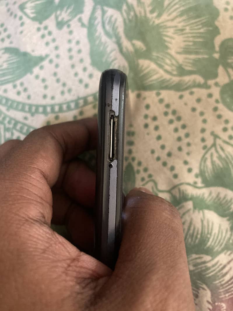 Realme C25 4
