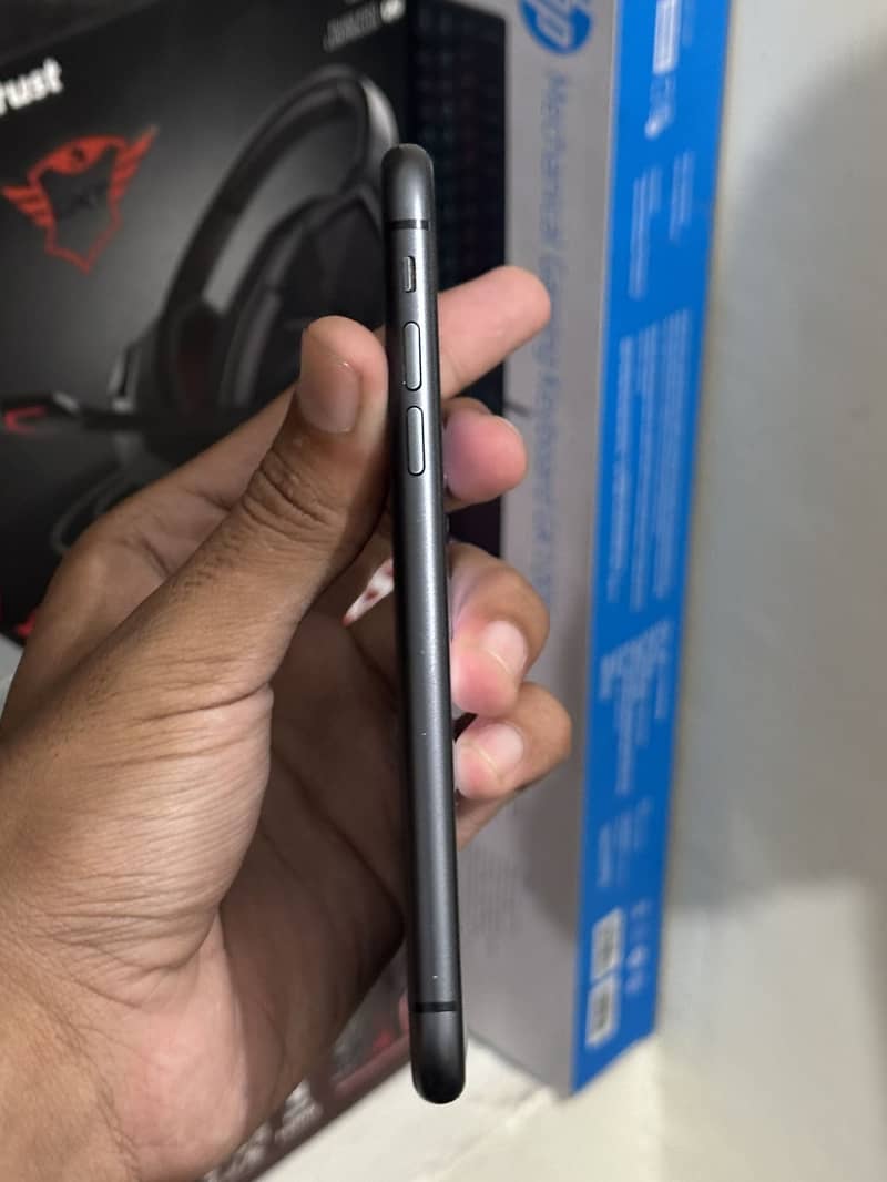 Apple iPhone 11 4