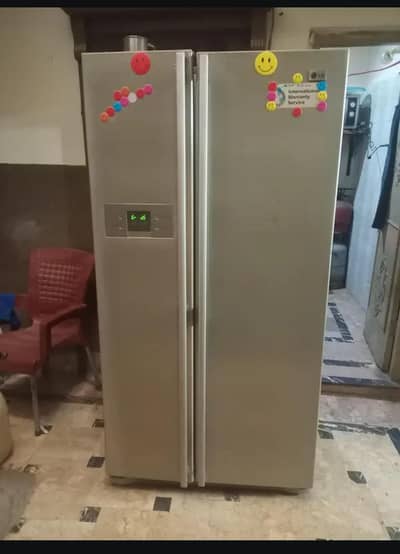 LG DOUBLE DOOR REFRIGERATOR/FREEZER
