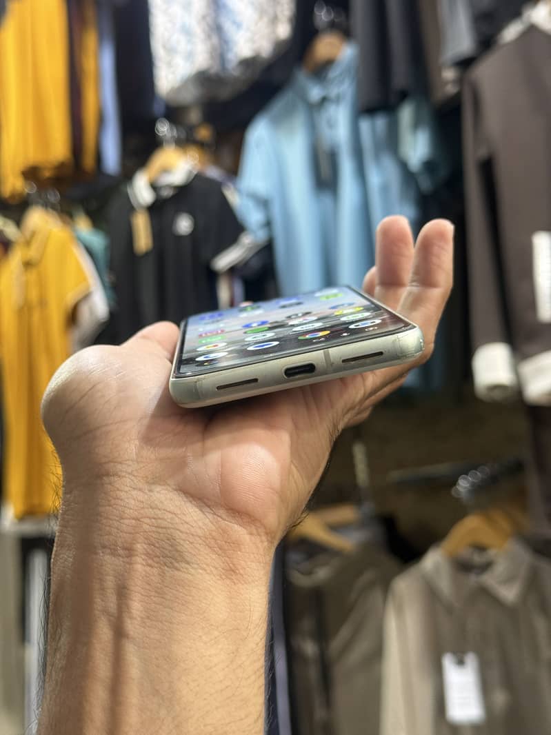 Google Pixel 8 4
