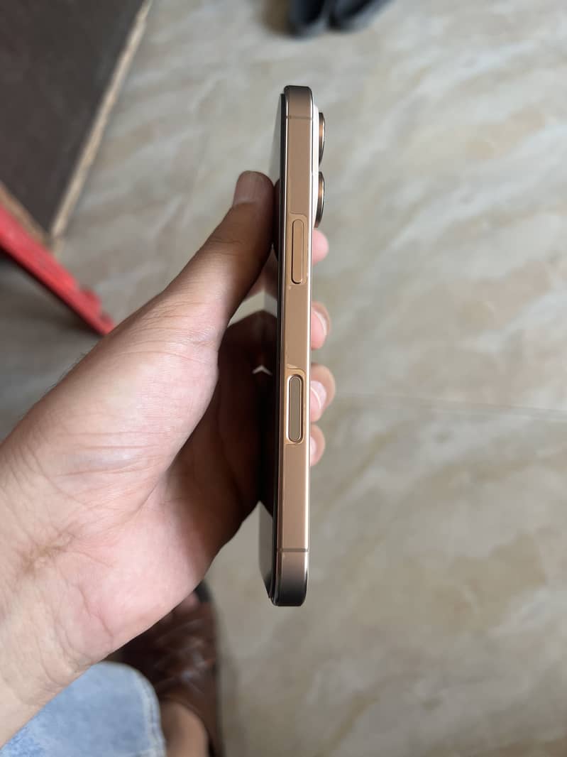 Apple iPhone 16 Pro 1