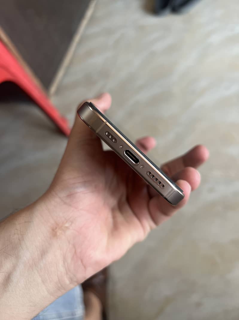 Apple iPhone 16 Pro 4