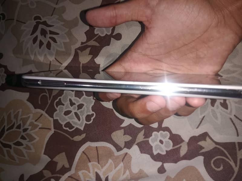 Sharp Aquos R2 5