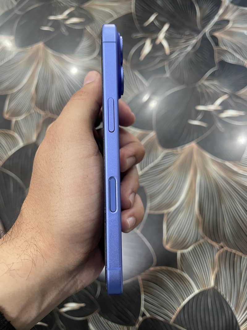 Apple iPhone 16 3