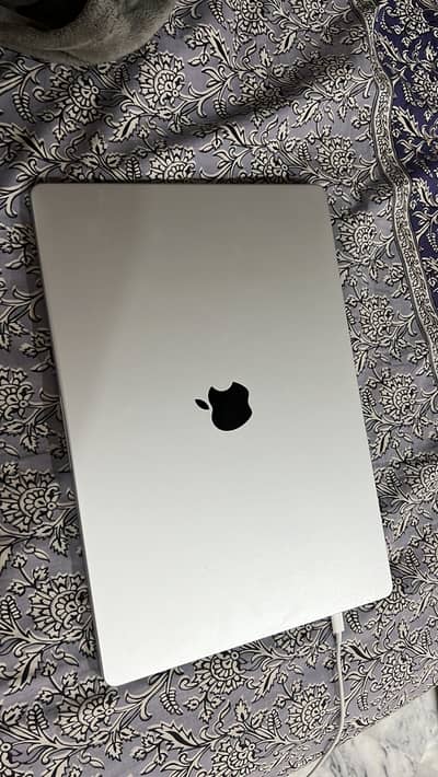 Macbook m4 16 inch 24/512