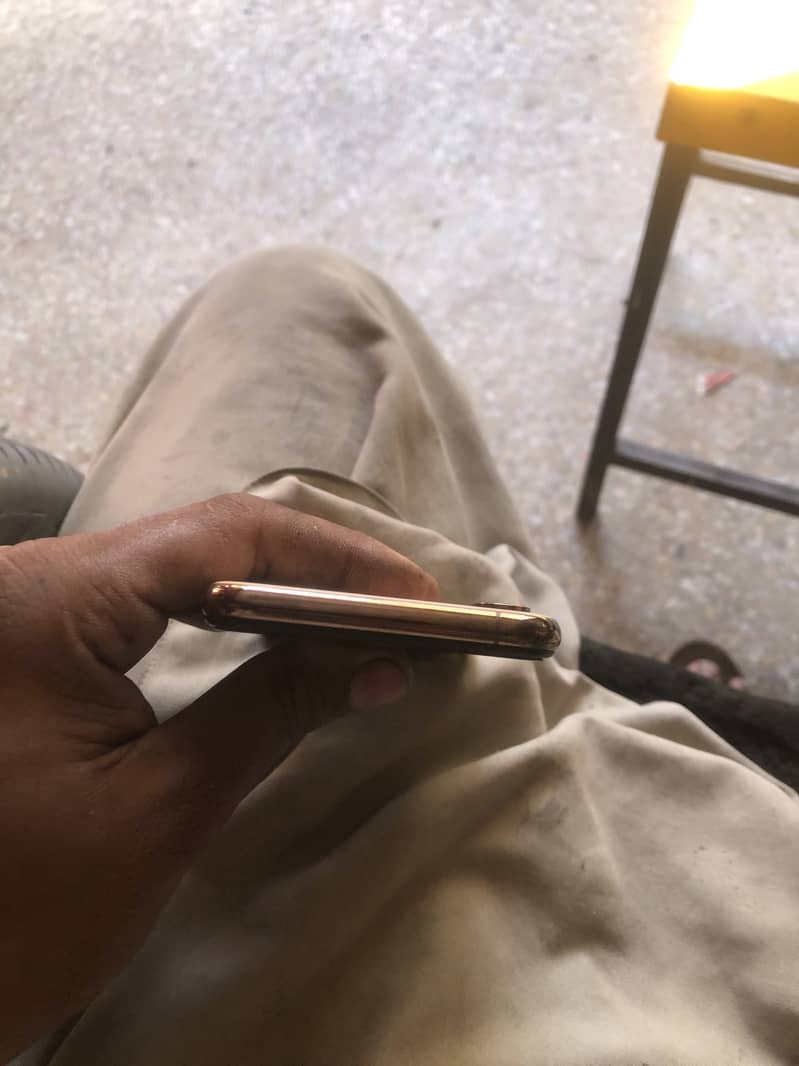Apple iPhone XS 3