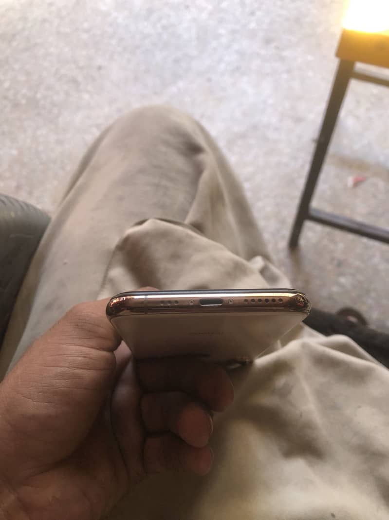 Apple iPhone XS 4