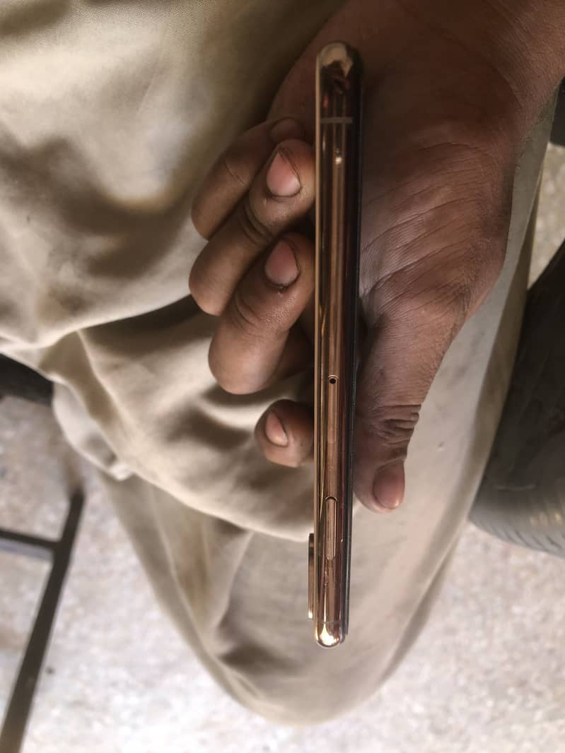 Apple iPhone XS 5