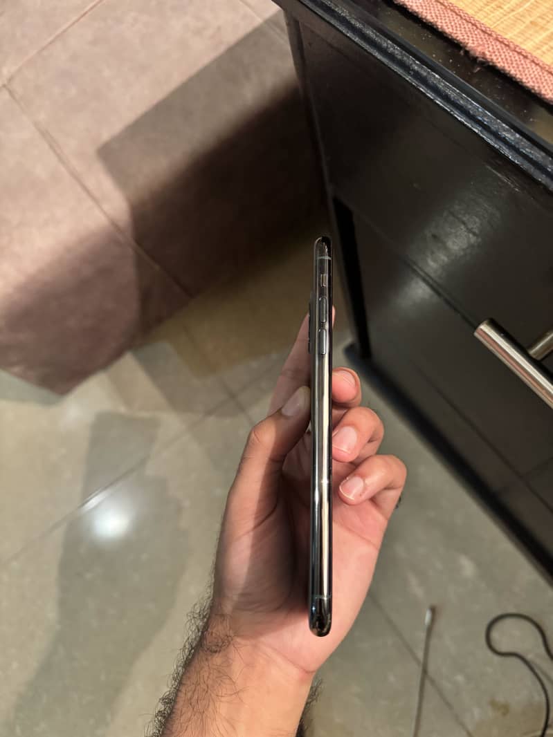 Apple iPhone 11 Pro Max 4