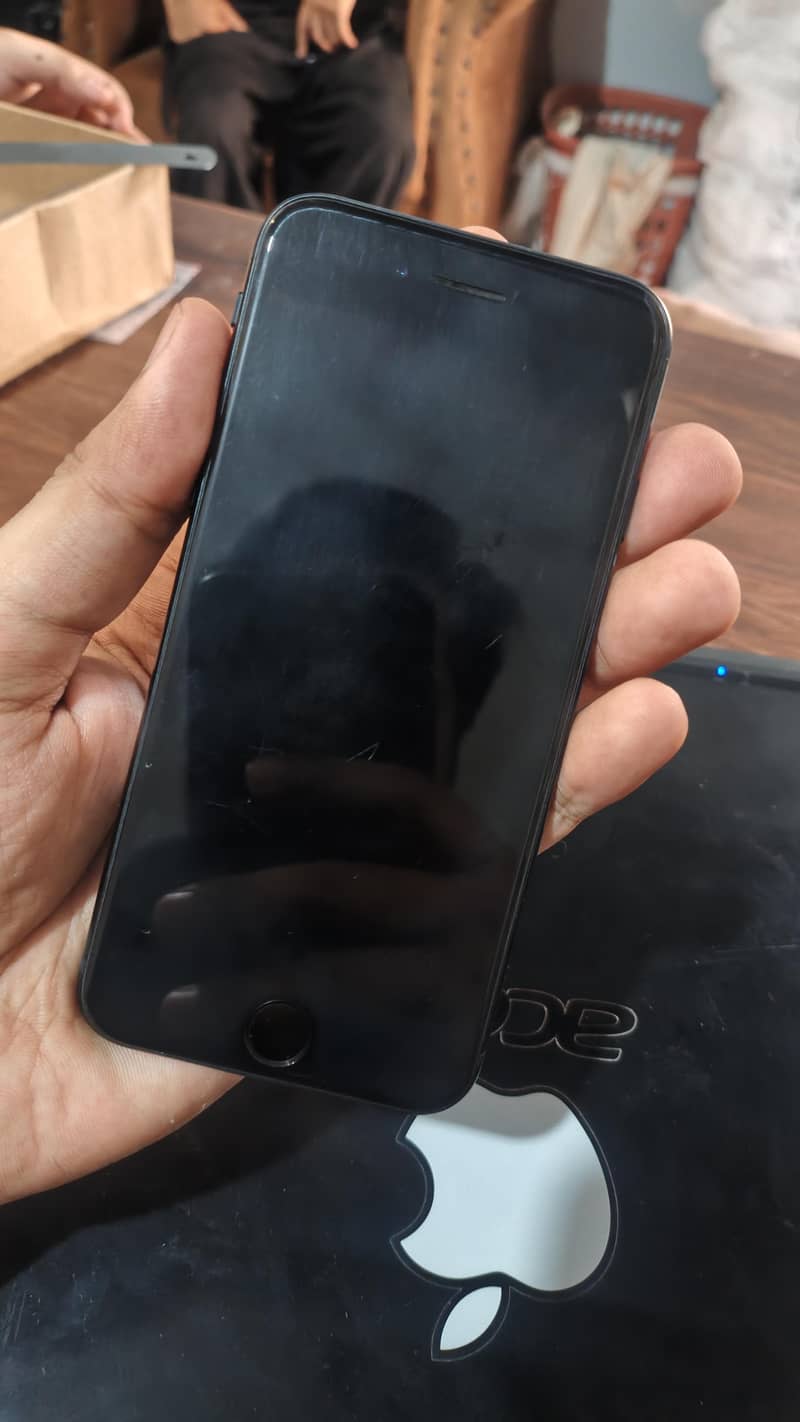 Apple iPhone SE 2022 Model (iphone 13 processor) 1