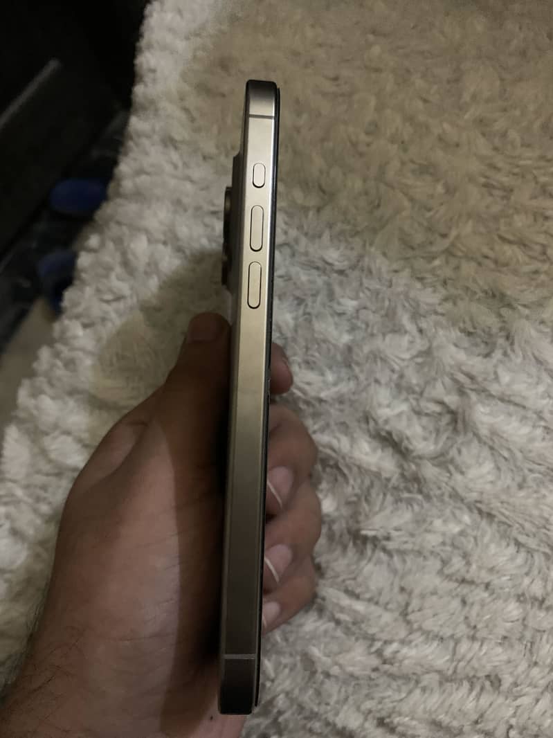 Apple iPhone 15 Pro Max 4