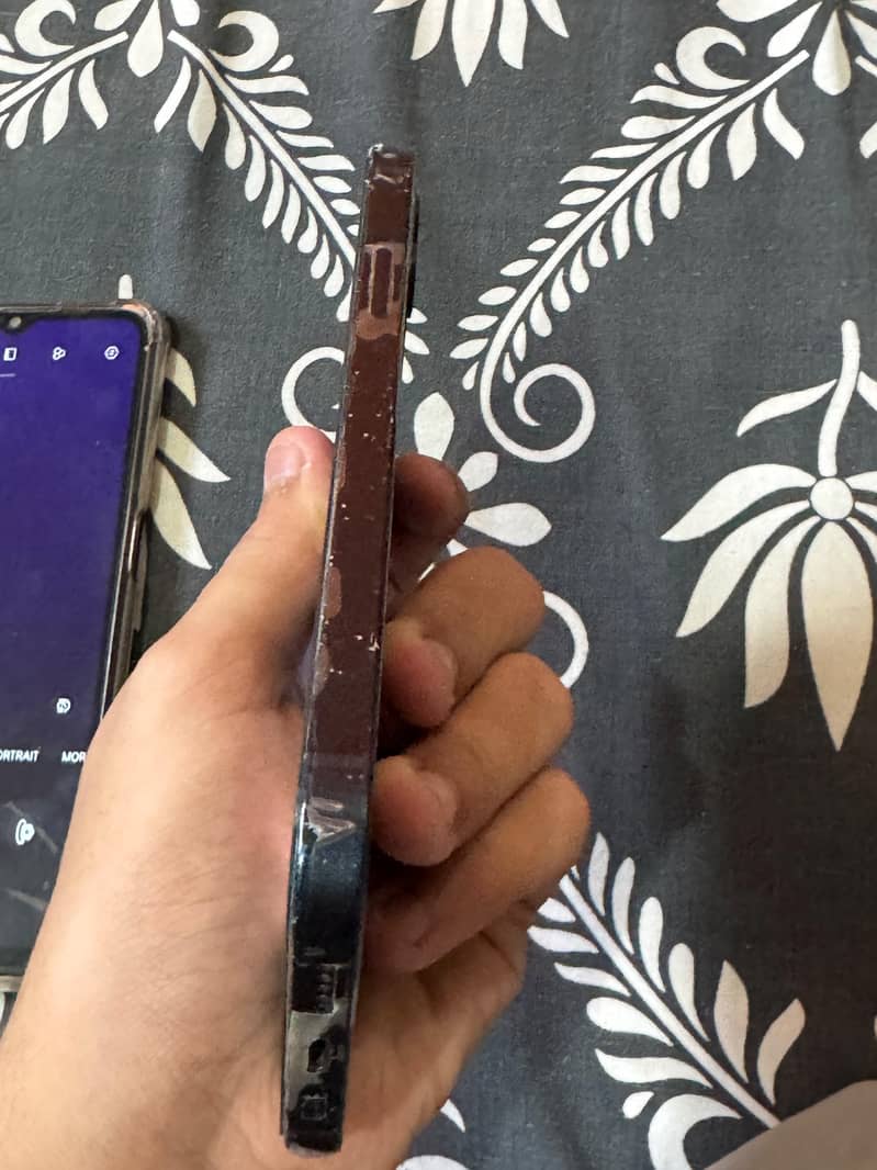Apple iPhone 12 4
