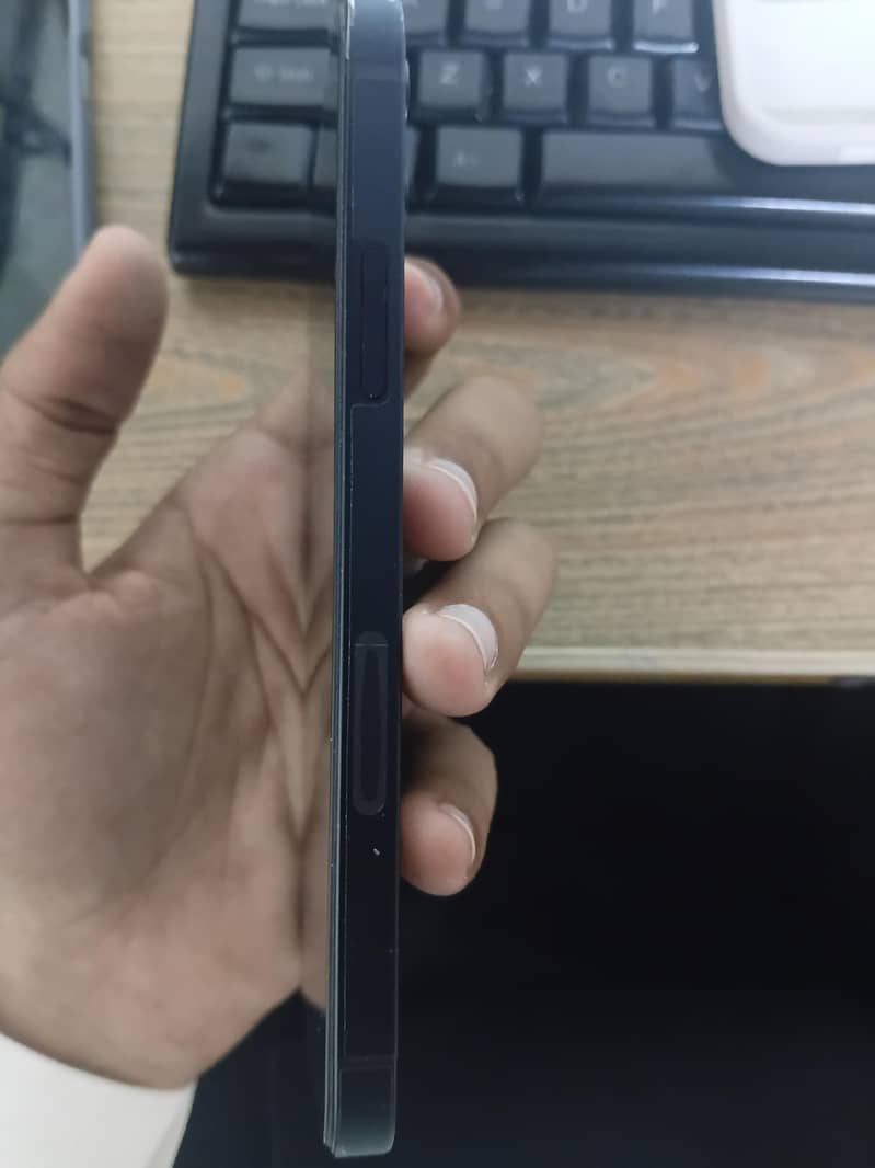 Apple iPhone 12 4