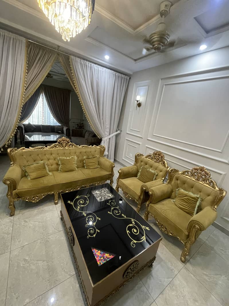 Chinoti sofa with Table 1