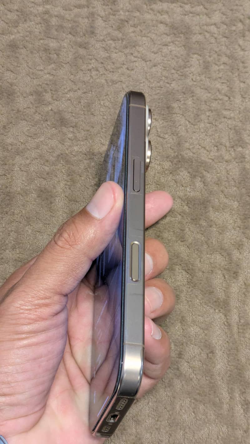 Apple iPhone 16 Pro 2