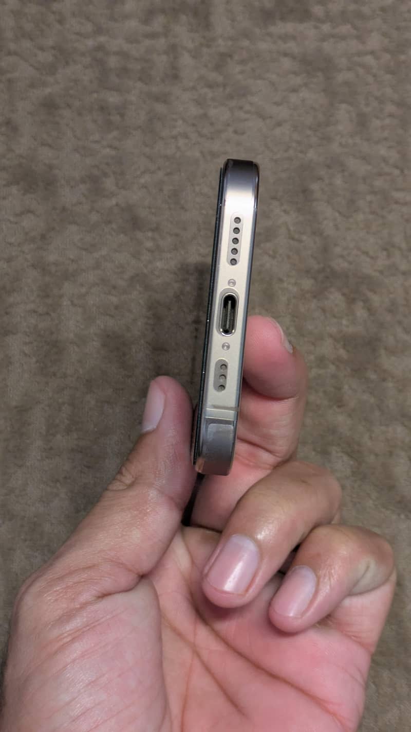 Apple iPhone 16 Pro 3