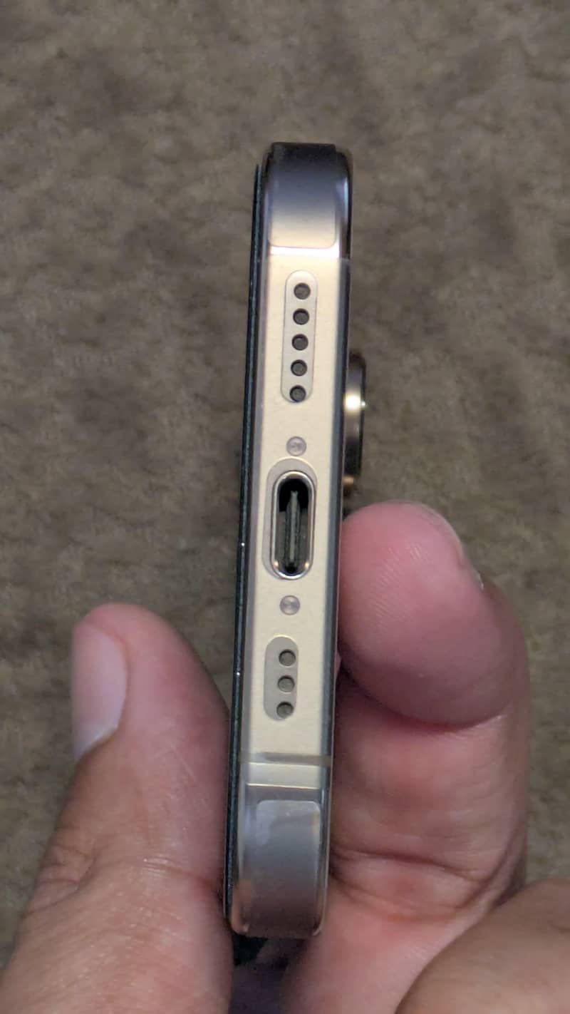 Apple iPhone 16 Pro 4