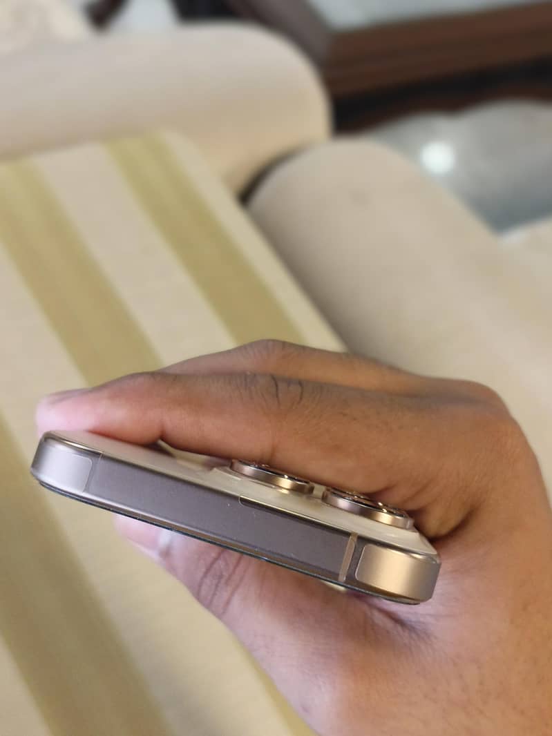 Apple iPhone 16 Pro 9