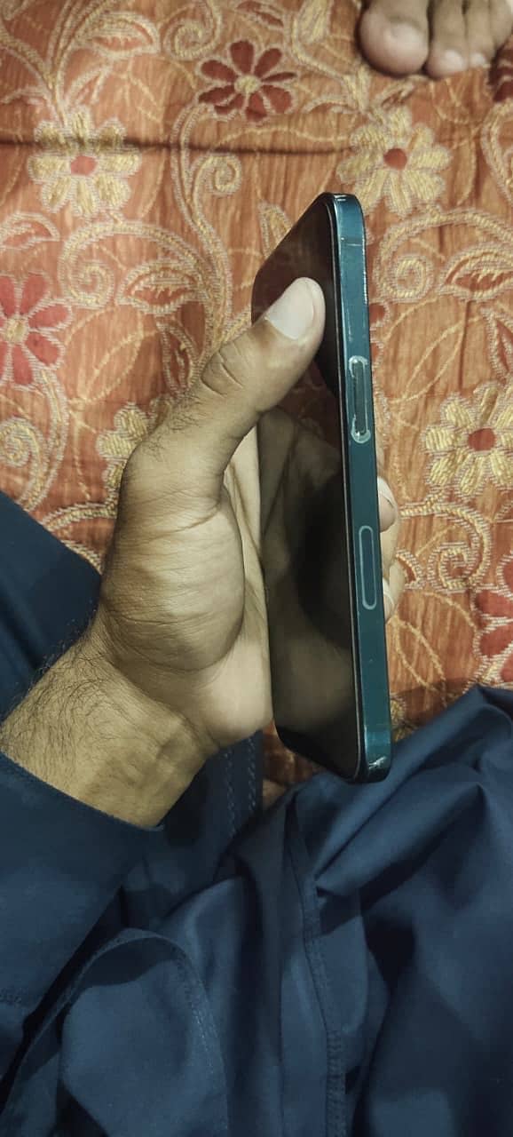 Apple iPhone 13 2