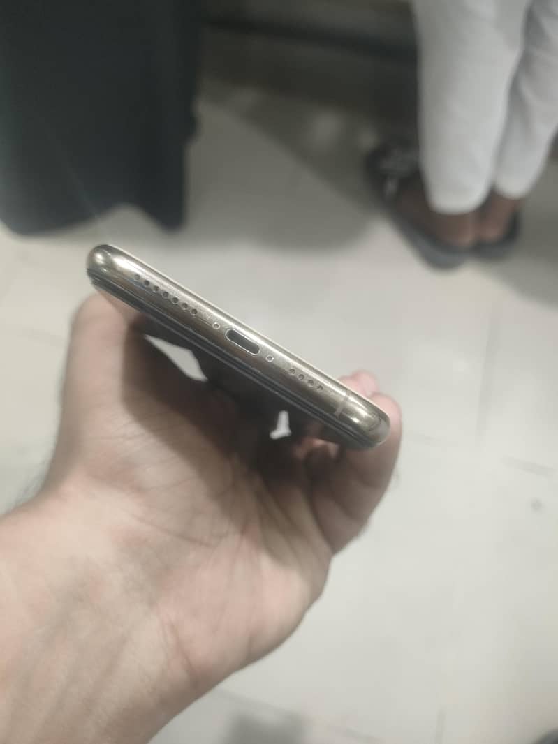 Apple iPhone 11 Pro Max 4